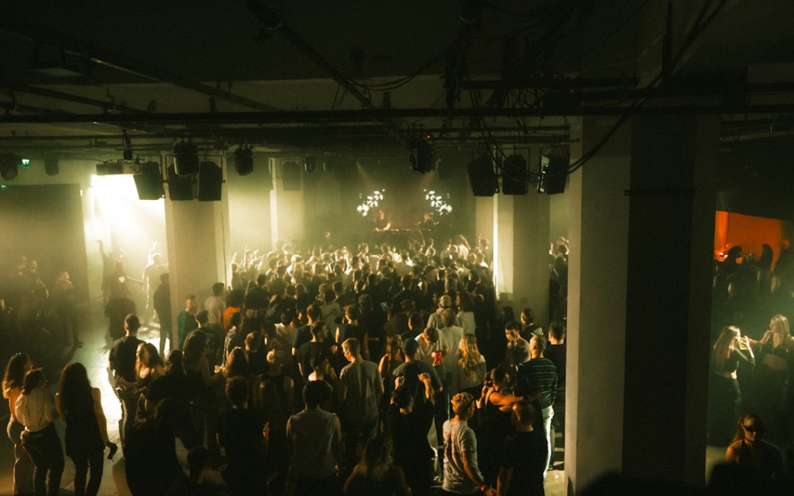 Cómo llenar la pista: marketing para vender más entradas de discoteca